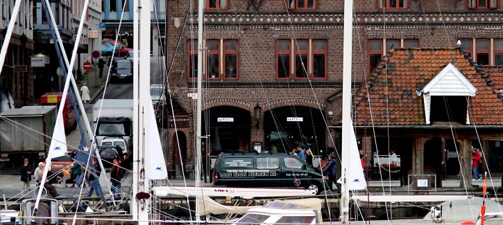 Ein Haus-Kauf am Wasser, wie hier in Bergen in Süd-Norwegen, ist kein Problem. Ausländer dürfen Immobilien in Norwegen erwerben.