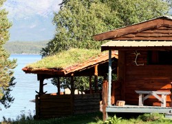Ein Holzferienhaus kaufen nicht viele. Das norwegische Holzhaus kann man auch sehr günstig mieten. Im Trondheim-Fjord gibt es günstige Ferienhäuser, direkt am Wasser gelegen.