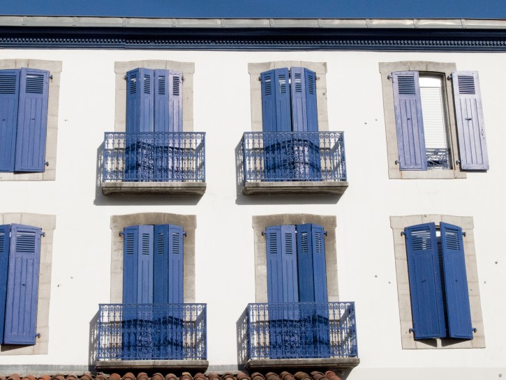 2. Französischer Balkon an mediterraner Häuserfassade