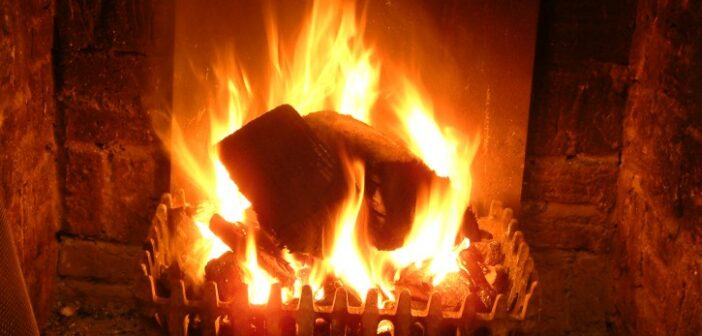 Kaminfeuer war schon immer der Inbegriff von Wärme und Geborgenheit. Das Knistern der Flammen verströmt zudem einen Hauch entspannender Wild-West-Romantik.