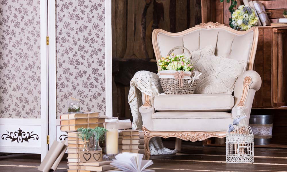 3. Wohnidee für Landhausmöbel: ein verspielter, verschnörkelter Sessel in zarten Farbtönen