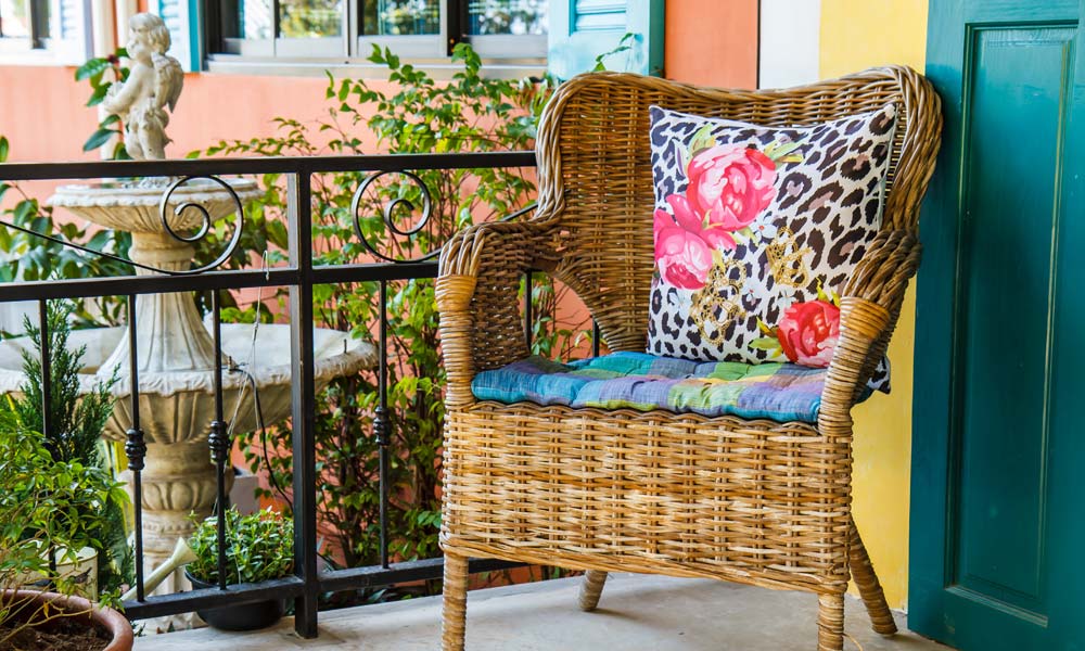 5. Wohnidee für Landhausmöbel: ein Rattan-Sessel: Landhausmöbel auf verträumtem Balkon