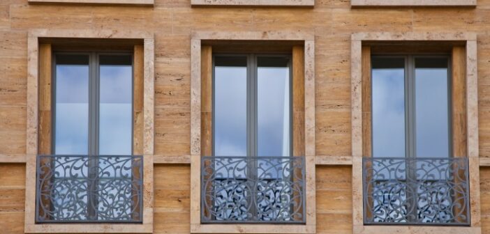 Außengeländer für Fenster: stilvolle Absturzsicherung an modernen Gebäuden