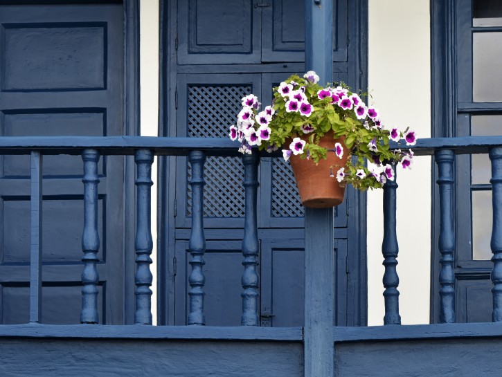 1. Idee: Rustikales Holzgeländer mit Blumendekoration