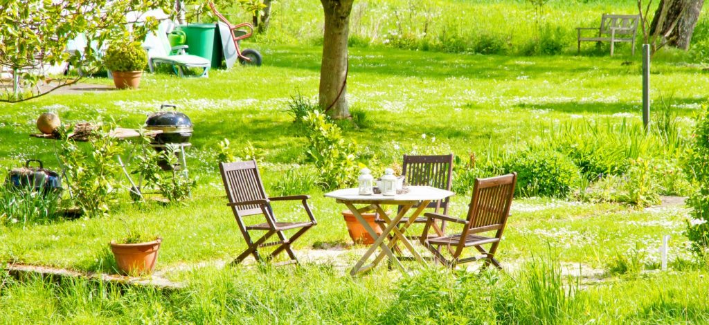 Im Grünen zwischen Obstbäumen und wild wucherndem Gras sitzt mangern auf der Terrasse. Der grill ist auch nicht weit, wenn Freunde zu Besuch kommen. Grillen auf der Terrasse im Naturgarten Das wird ein Fest!