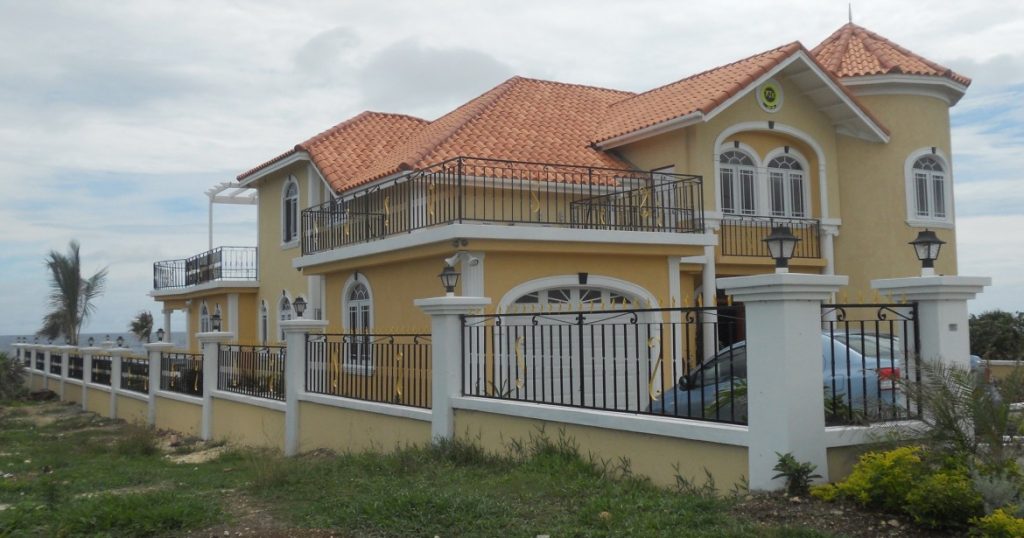 05. Südländisches Traumhaus: Villa in iberischem Gelb