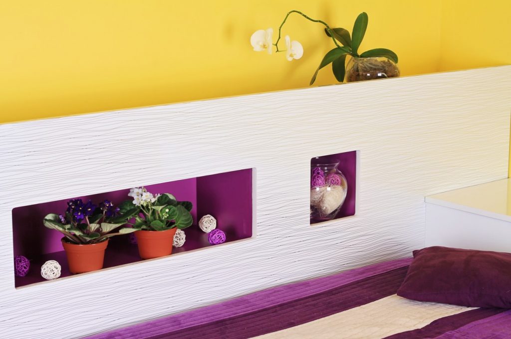 12. Idee zu Wandgestaltung: Gelb und Violett als moderne Farben im Schlafzimmer