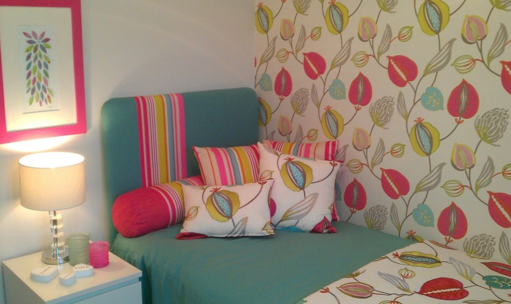 3. Schlafzimmer-Wand-Idee: Bunt ist Trumpf!