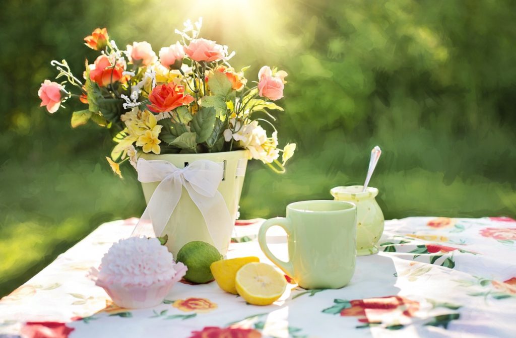 Bäume snd wichtig, dürfen aber nie für sich alleine gesehen werden. Wie wäre es mit einem malerisch weißen Tischchen davor, auf dem eine Vase mit mild duftenden Blumen zu einem Plausch bei Tee oder Kaffee einlädt?