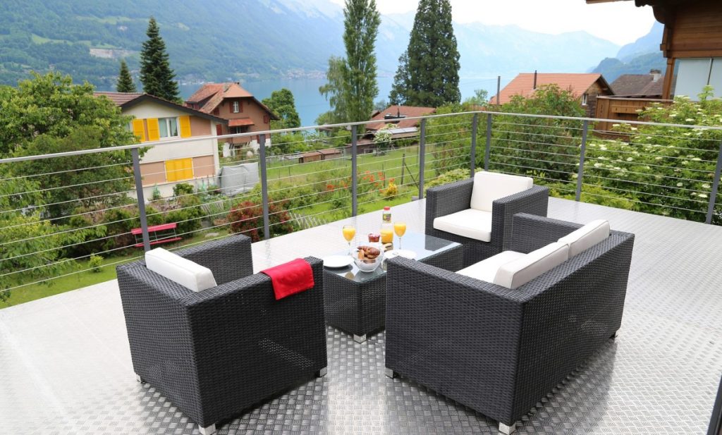 5. Idee: Terrasse mit Korb/Flecht-Möbeln und Bodenbelag aus Aluminium