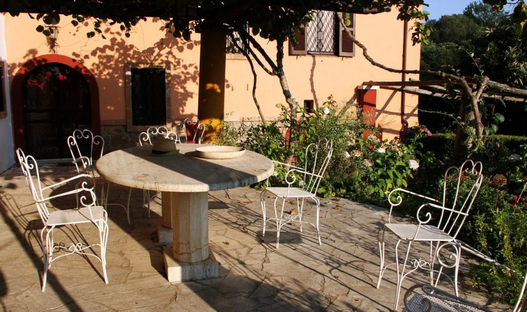 7. Beispiel für eine Mediterrane Terrasse mit Marmor und Pflanzen