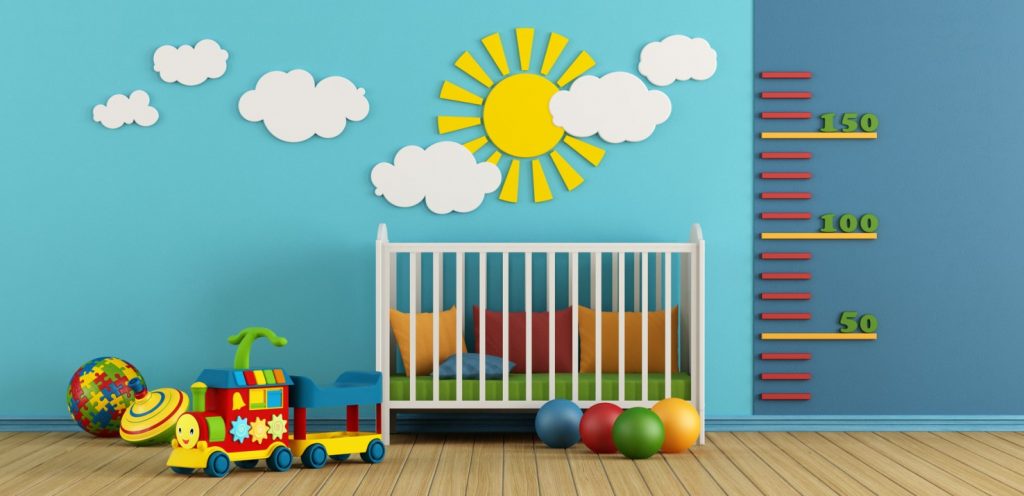 Vier Tipps für ein freundliches Babyzimemr auf einmal: Die Sonne in das Babyzimmer hereinlassen, Bunt ist Trumpf, Die Messlatte hoch hängen, Einen Holzfußboden als warmer Kontrast