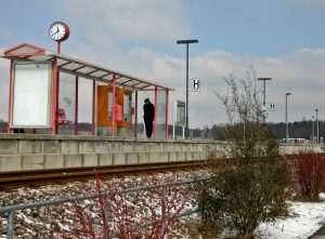 Die Ausgestaltung von öffentlichem Raum ist nicht nur eine funktionale Aufgabe. Attraktive Stadtmöbel sorgen auch für eine bessere Akzeptanz der öffentlichen Verkehrsmittel. (#1)