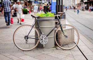 Wild "parkende" Fahrräder stellen oft nicht nur ein Verletzungsrisiko für Passanten dar. Für Touristen entsteht leicht der Eindruck einer "verwahrlosten" Stadt, wenn derlei pittoresker Straßenschmuck überhand nimmt. Öffentliche Fahrradständer - eine einfache und kostengünstige Ausführung des Stadtmobiliars - schafft leicht Abhilfe. Auch dei Fahrradfahrer selbst sind dafür dankbar, erleichter das Stadtmobiliar Fahrradständer doch das sichere Abstellen und leichte Anketten des eigenen Drahtesels. (#2)