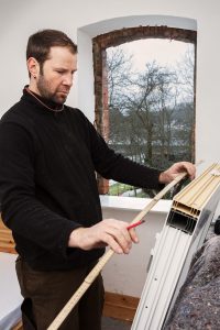 Die Fensteröffnungen in einem Altbau sind meist weniger genau und nicht so regelmäßig, daher müssen Sie verschiedene Maße berücksichtigen. (#01)