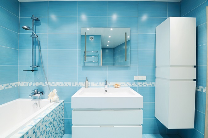 Die Farbgebung mit Blau und Weiß gibt dem Badezimmer ein maritimes Flair. Die quer gesetzten Wandfliesen geben dem Raum ein wenig optische Breite, die ihm wirklich guttut, denn hier handelt es sich wieder einmal um das typische Bild eines kleinen Bades.