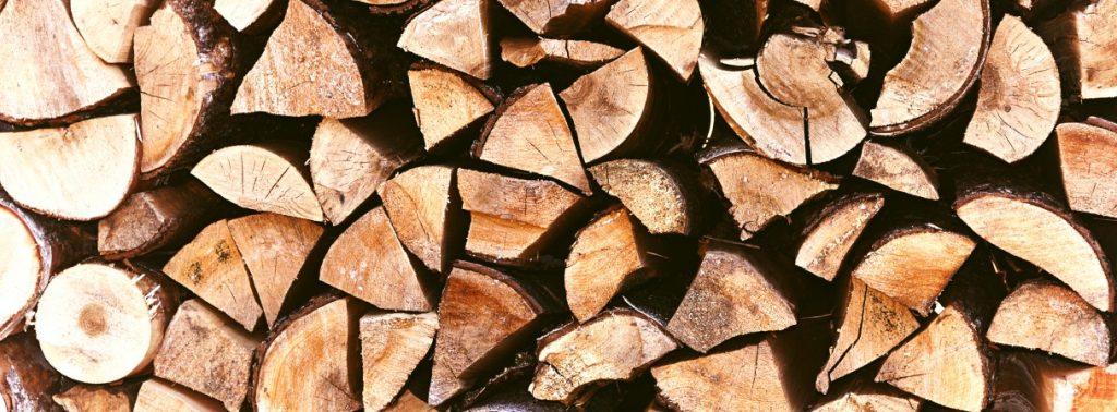 Holz ist als Brennmittel einfacher und sicherer zu lagern. Allerdings ermöglicht Ethanol den Betrieb des Kamins ohne Anschluss an den Schornstein. (#2)