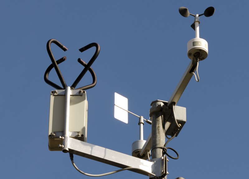 Bei großen Wetterstationen kommen häufig auch Ultraschall-Anemometer zum Einsatz. Hier messen Ulttraschallwellen die Geschwindigkeit des Windes, es besteht aus einem Sender und einem Empfänger und erinnert optisch an die Fangarme einer Krake. (#3)