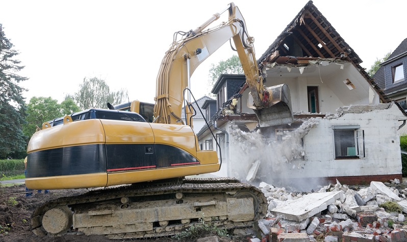 Grob können Sie für ein Einfamilienhaus davon ausgehen, dass zwischen 10.000 und 25.000 Euro für einen professionellen Abriss anfallen. (#02)
