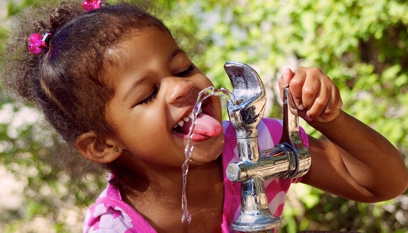 Viele Menschen, die einen Brunnen bohren möchten, stellen sich die Frage, ob man das Brunnenwasser trinken kann. (#02)