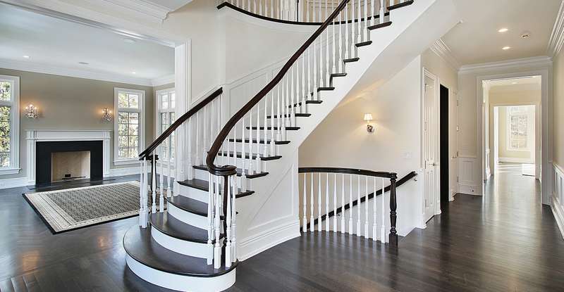 Das Treppenhaus mit warmen Holz und modernen Weiß ( Foto: Adobe Stock   pics7219) 