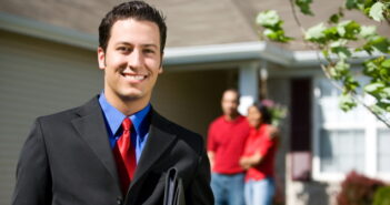 Immobilienkaufmann: Soviel Gehalt ist möglich (Foto: Shutterstock - Sean Locke Photography)