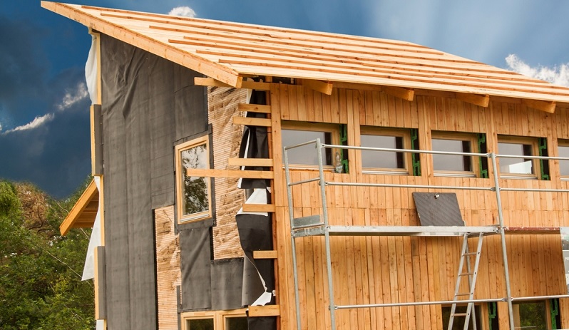 Der natürliche Farbton einer Holzfassade schwindet recht schnell, setzt man das Holz der Witterung aus.  ( Foto: Shutterstock- Marsan )