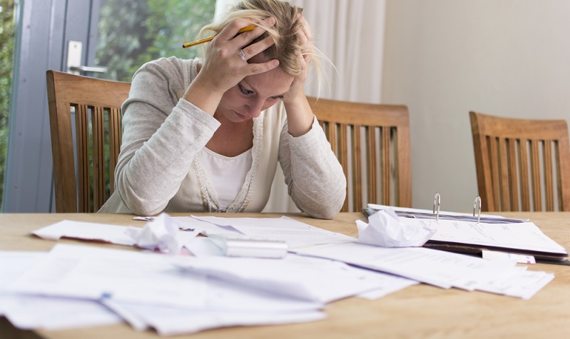 Eine Zwangsversteigerung droht immer dann, wenn die vereinbarten Zahlungsraten für den Kredit bei der Bank nicht mehr beglichen werden können. ( Foto: Shutterstock-Twin Design )