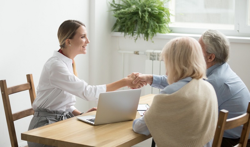 Nicht nur, dass es einfacher ist, den Makler beauftragen und suchen lassen zu können, auch die Beratung stimmt hier.  ( Foto: Shutterstock-fizkes)