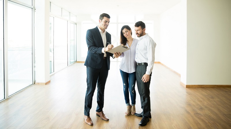 Wer die Wohnungssuche gelassener angehen möchte, sollte einen Makler beauftragen. ( Foto: Shutterstock-antoniodiaz)