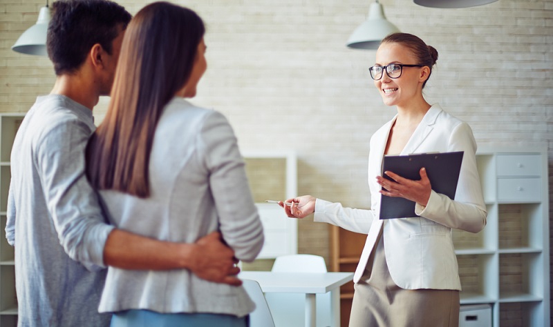 Bevor jemand den Makler seines Vertrauens beauftragen kann, muss dieser erst einmal gefunden werden!  ( Foto: Shutterstock- Pressmaster )