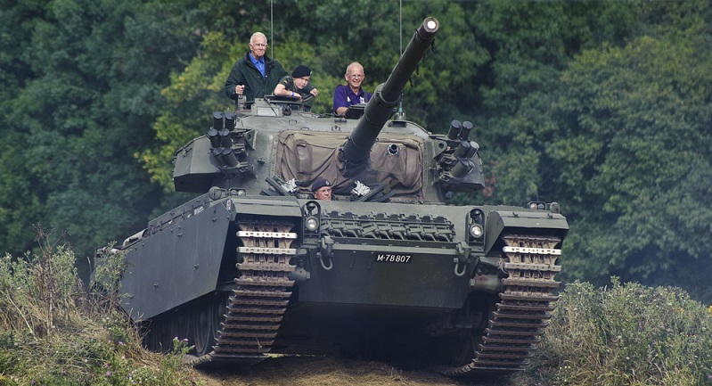 Schon lange gibt es die Möglichkeit, einmal mit dem Panzer zu fahren. In unwegsamem Gelände kann dann nach vorheriger Buchung das Kraftpaket gesteuert werden, was sicherlich ein tolles Erlebnis darstellt.  ( Foto: Shutterstock-Matt Gibson  )