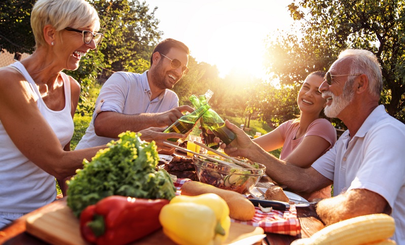 Und noch ein Trend, der sich zum Motto für die nächste (gesunde) Party gestalten lässt: Partys auf der Terrasse oder im Partykeller werden jetzt mit Obst und Gemüse gefeiert!  ( Foto: Shutterstock-Ivanko80_)