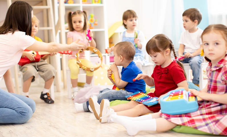 Vor allem Kinder unter drei Jahren stellen besonders hohe Ansprüche an die Betreuung, hier müssen zudem die Bedürfnisse zum Spielen und zum Aufenthalt stärker berücksichtigt werden als zum Beispiel bei Hortkindern der fünften oder sechsten Klasse.  ( Foto: Shutterstock-Oksana Kuzmina )