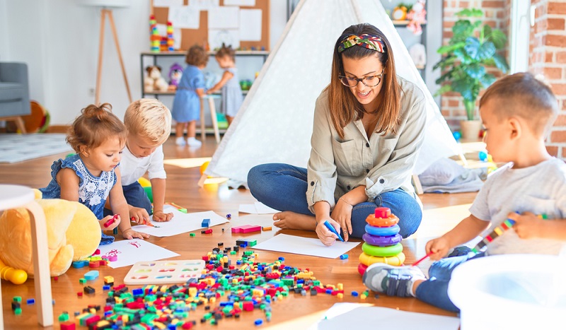 Auch wenn gerade kleine Kinder ständig durcheinander wuseln, dürfen sie nicht auf engstem Raum zusammengesperrt werden.  ( Foto: Shutterstock-Krakenimages.com)