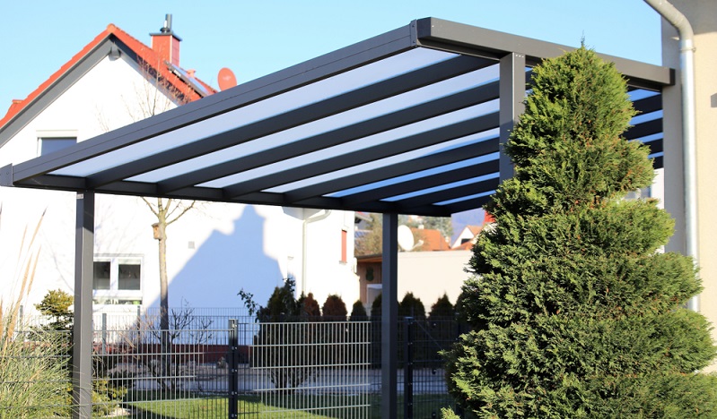 Carport aus Aluminium fügen sich wunderbar in jede Gegend ein ( Foto: Shutterstock-Palatinate Stock  )