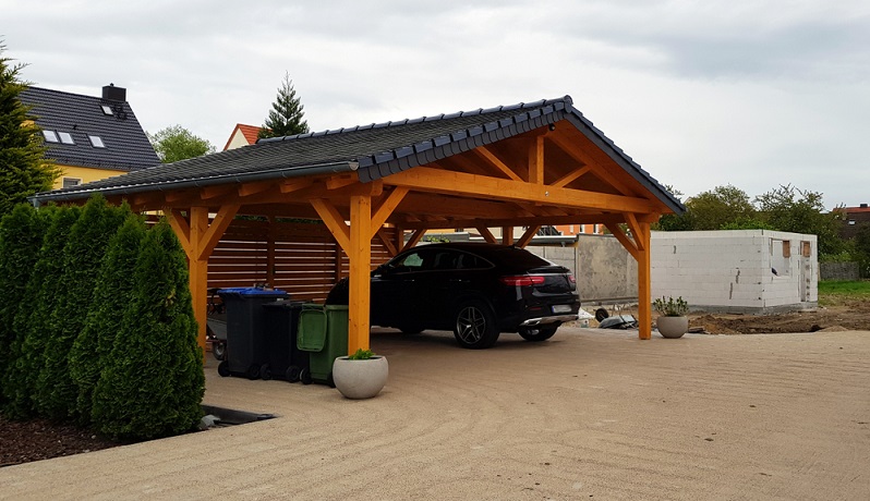 Carport aus Holz gibt es vielen verschiedenen Größen und Dachvarianten ( Foto: Shutterstock-Zeralein99 )