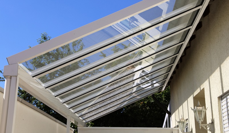 Carports aus Stahl in direkter Verbindung mit dem Haus ( Foto: Shutterstock- Palatinate Stock)