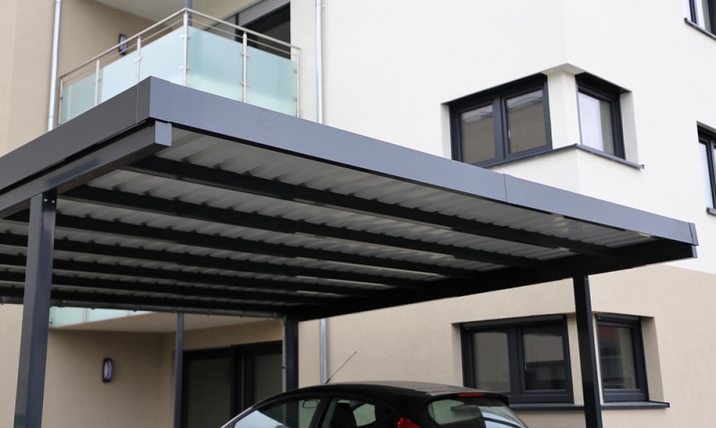 Carport in Aluminium sind lange haltbar und passen zu vielen Hausstilen ( Foto: Shutterstock-Palatinate Stock)