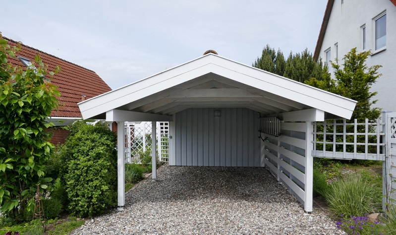 Dieses Carport hat auch für einen Kleinbuss eine ausreichende Größe ( Foto: Shutterstock- anela.k _)