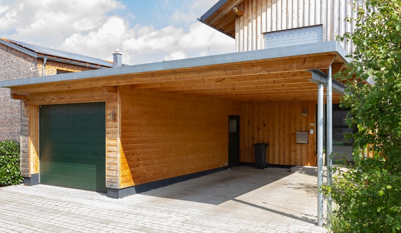 Zusätzlichen Raum schaffen mit einem Abstellraum hinter oder neben einem Carport ( Foto: Shutterstock-rudolfgeiger )