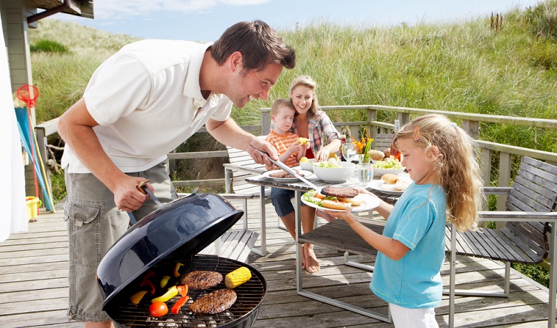 Grillspaß für die ganze Familie. Auch Kinder lieben gegrillte Leckereien. (Foto: Shutterstock-_oliveromg )