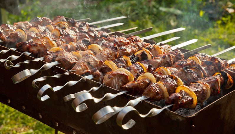 Wie wäre es mit einem leckeren Spieß. Auf diesem Grill haben viele Platz. ( Foto: Shutterstock-LavrVa) 