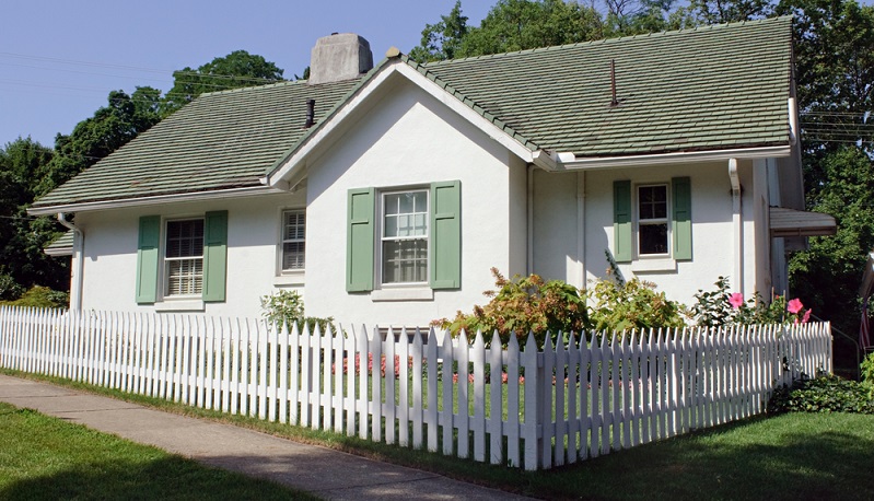 Ein Zaun passend zum Haus sorgt für eine sichtbare und auch schöne Abgrenzung ( Foto: Shutterstock-Susan Law Cain) 