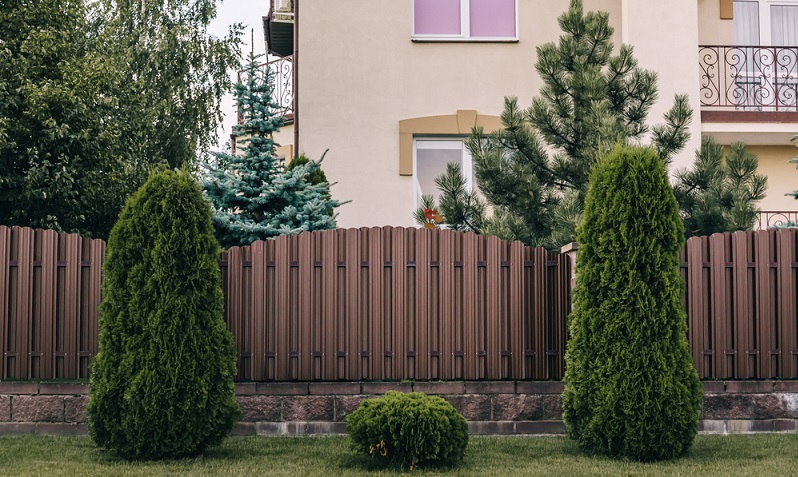 Einen Zaun setzten hat schon zu manchem Nachbarschaftsstreit geführt ( Foto: Shutterstock-_Hanna Taniukevich )