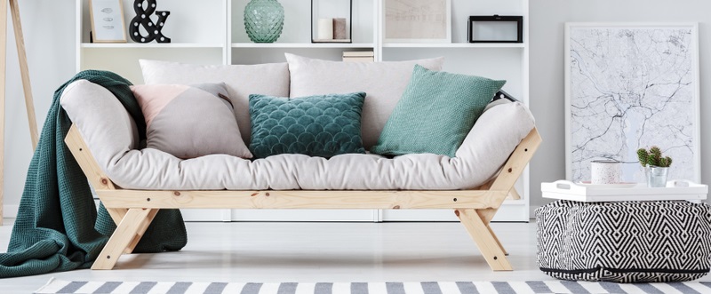 Ein Sofa ohne Kissen sieht nackt und leer aus. ( Foto: Shutterstock-_ Photographee.eu  )