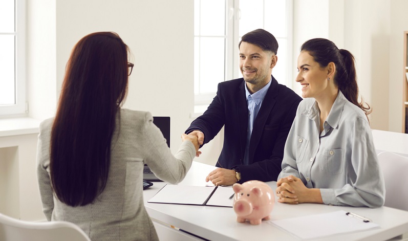 Gewerbeimmobilien kaufen oder lieber mieten, mit dieser Entscheidung sollte man sich Zeit lassen ( Foto: Shutterstock-Studio Romantic)