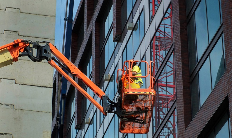 Fenster reinigen unter besonderen Bedinungen. (Foto: Shutterstock- philip openshaw)