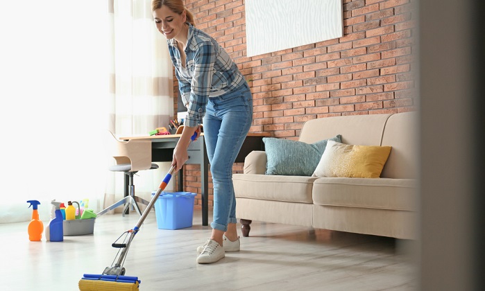 Der Fußboden aus PVC wird ganz einfach mit lauwarmem Wasser und Essig gereinigt, er sollte aber zusätzlich jeden Tag wenigstens einmal gefegt werden, damit keine Kratzer entstehen. ( Foto: Shutterstock- New Africa_)