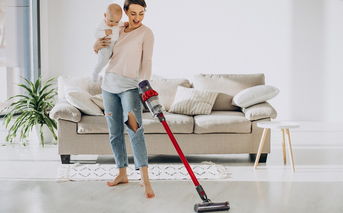 Teppichböden sollten regelmäßig abgesaugt werden, denn hier verschwinden kleinste Haare, Krümel und Sandkörnchen in den mehr oder wenigen hohen Flusen. ( Foto: Shutterstock- PH888)